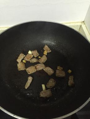 待变色后，翻面煎，3-5分钟