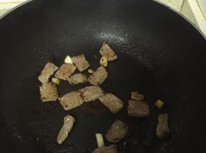 待变色后，翻面煎，3-5分钟