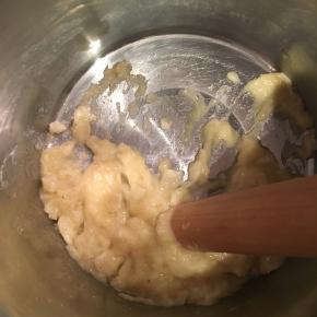 香蕉用擀面杖或勺子压成泥