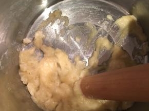 香蕉用擀面杖或勺子压成泥