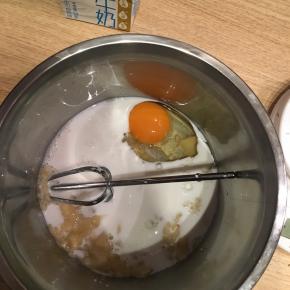 香蕉泥里加入鸡蛋、牛奶，搅拌均匀