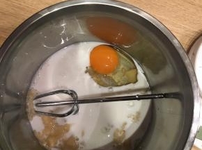 香蕉泥里加入鸡蛋、牛奶，搅拌均匀