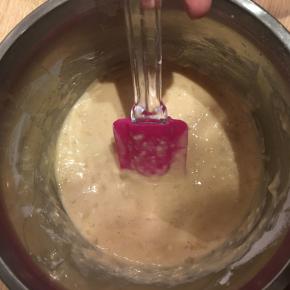 在糊里加入面粉，搅拌均匀