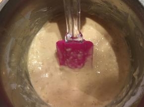 在糊里加入面粉，搅拌均匀