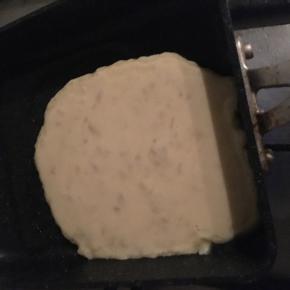 锅里倒油加热，分批倒入香蕉面糊煎烤