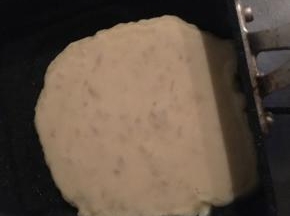 锅里倒油加热，分批倒入香蕉面糊煎烤