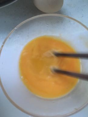 鸡蛋打散成蛋液