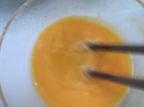 鸡蛋打散成蛋液