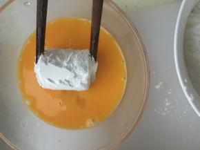 裹上淀粉的香蕉段，再裹上鸡蛋液，