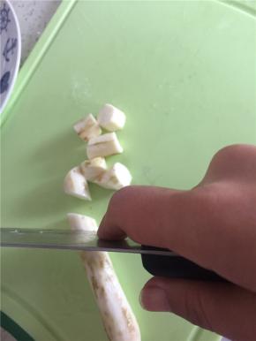 准备铁棍山药一根，去皮，切丁