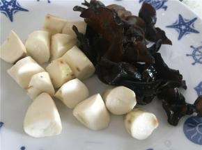 准备黑木耳，冷水泡开，切片