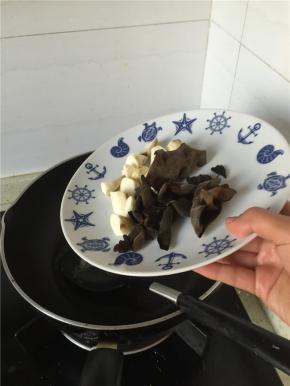 炒锅里加入少量橄榄油，倒入铁棍山药翻炒2-3分钟