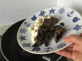 炒锅里加入少量橄榄油，倒入铁棍山药翻炒2-3分钟