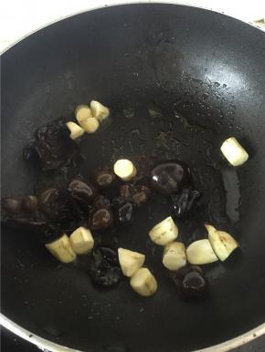 待表皮微黄后，加入黑木耳，翻炒1-2分钟
