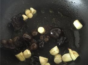 待表皮微黄后，加入黑木耳，翻炒1-2分钟