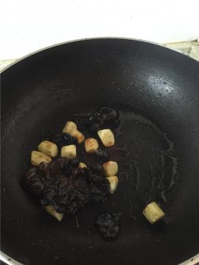 再加入少量盐，料酒，翻炒均匀