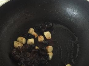 再加入少量盐，料酒，翻炒均匀