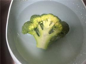 准备好各类食材，西兰花在水中泡15分钟