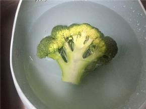 准备好各类食材，西兰花在水中泡15分钟