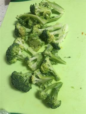 将西兰花，洗净，切成小枝