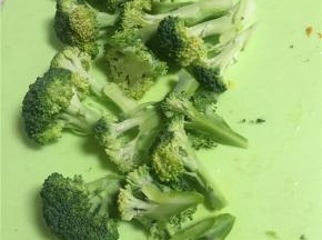 将西兰花，洗净，切成小枝