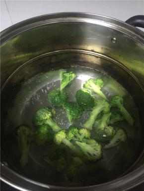 在锅里加入水，烧开，将西兰花焯水