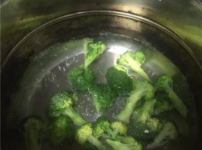 在锅里加入水，烧开，将西兰花焯水