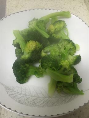 将炒好水的西兰花捞出