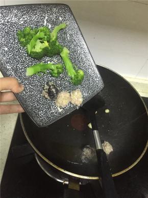 锅里烧热，倒入橄榄油，放入西兰花和丸子，快速翻炒