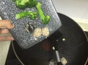 锅里烧热，倒入橄榄油，放入西兰花和丸子，快速翻炒