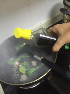加入鲜酱油、料酒，水，3-5分钟收汁