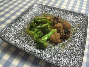 丸子里本来就有盐，因此这道菜不用再加盐，鲜酱油调味即可出锅