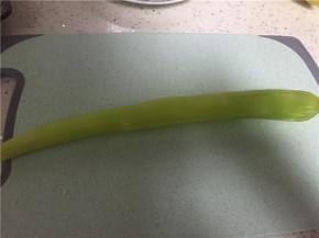 准备莴苣，洗干净，去皮，切片