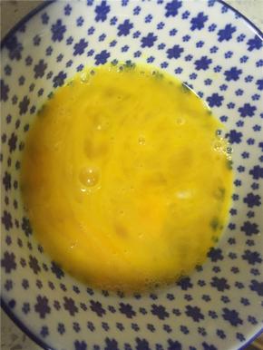 加入少许料酒去腥，少许盐提味，拌匀