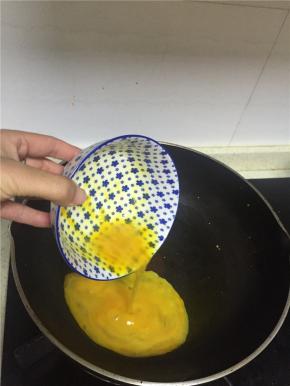 锅里倒入橄榄油，加热，倒入蛋液
