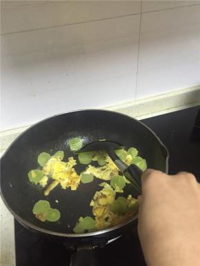 待蛋液凝固，再加莴苣，翻炒1-2分钟