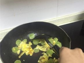 待蛋液凝固，再加莴苣，翻炒1-2分钟