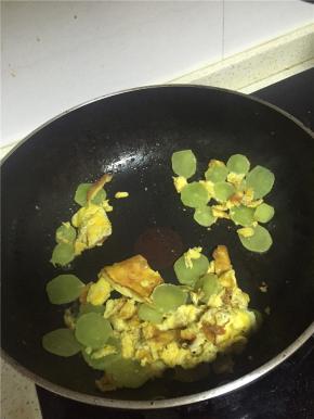 依次加入适量、盐、料酒、搅拌均匀