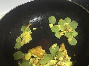 依次加入适量、盐、料酒、搅拌均匀