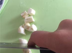 把铁棍山药洗干净，去皮切段