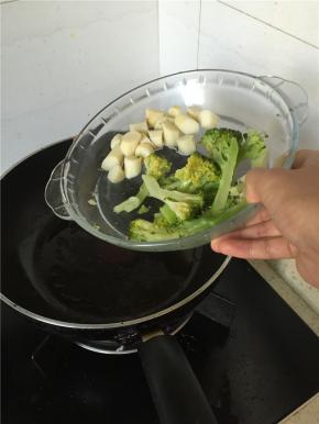 炒锅里加入少量橄榄油，倒入山药翻炒2-3分钟