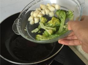 炒锅里加入少量橄榄油，倒入山药翻炒2-3分钟