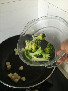 2分钟左右后，加入西兰花，翻炒1-2分钟