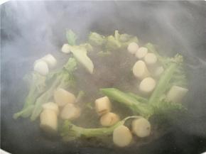 再加入少量水、盐，料酒和鲜酱油，翻炒均匀