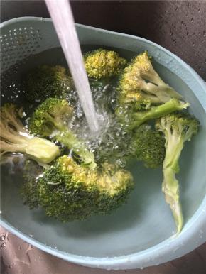 西兰花掰开，洗干净，清水泡5分钟