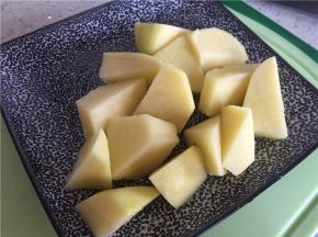 准备土豆一个，去皮，切块