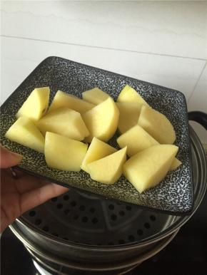 准备蒸锅，将土豆放在笼屉上蒸