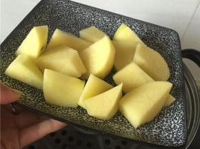 准备蒸锅，将土豆放在笼屉上蒸