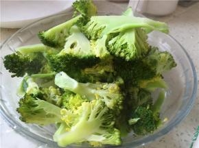 在锅内加入水，将西兰花煮熟，大约5分钟，捞出备用