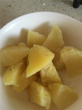 将土豆捏碎成泥